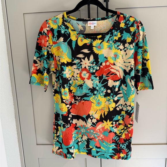LuLaRoe Tops - LuLaRoe Gigi (Black Multicolor Floral Short Sleeve Top)
